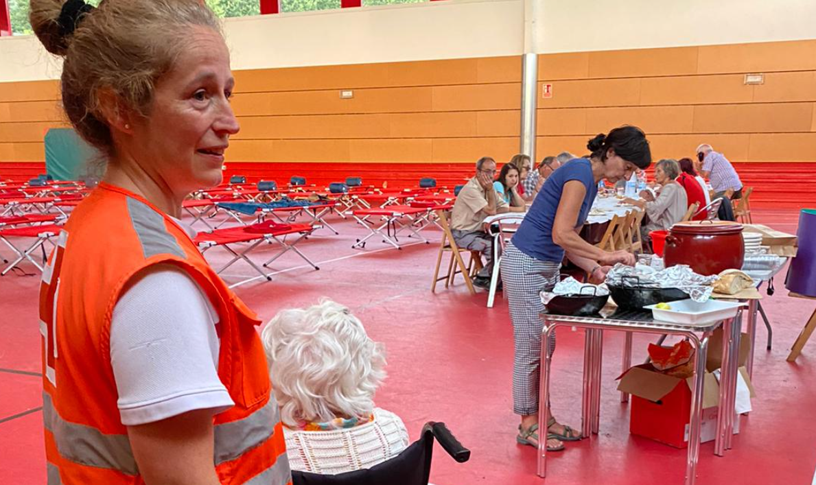 Vecinos de Folgoso refugiados en un polideportivo en una foto de la Cruz Roja