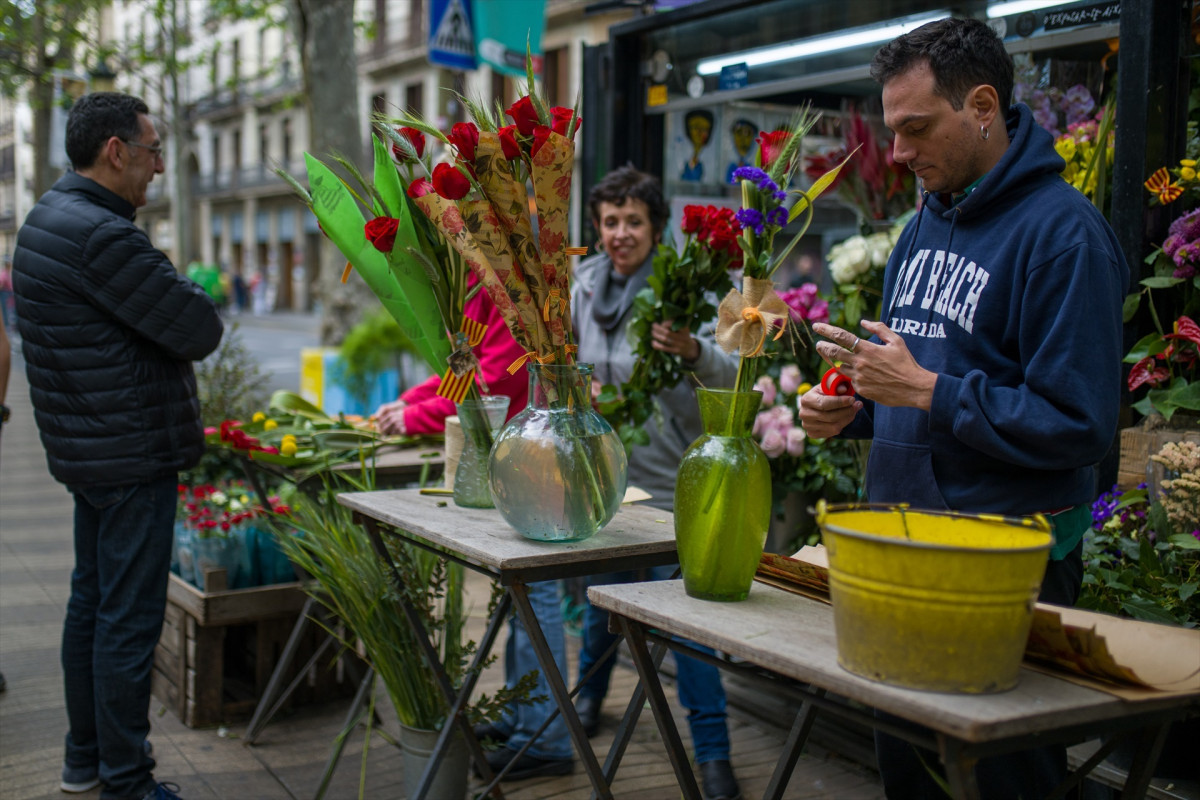 EuropaPress 5141535 vendedor puesto flores celebracion dia internacional libro 23 abril 2023