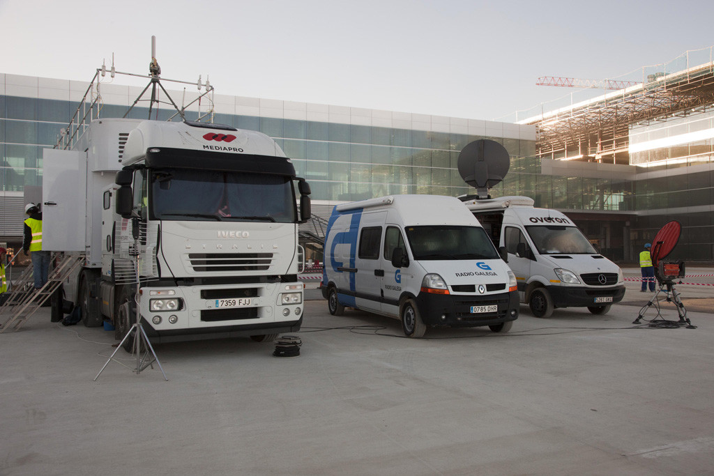 Unidades mu00f3viles de Mediapro y Overon en el dispositivo de la CRTVG para la llegada del Papa en 2010 en una imegan del ente pu00fablico