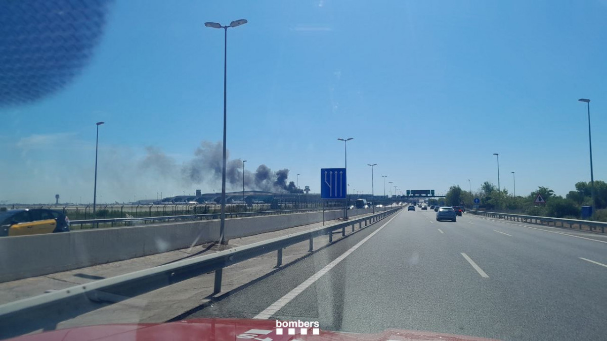 La columna de humo generada por el autobús desde la autopista