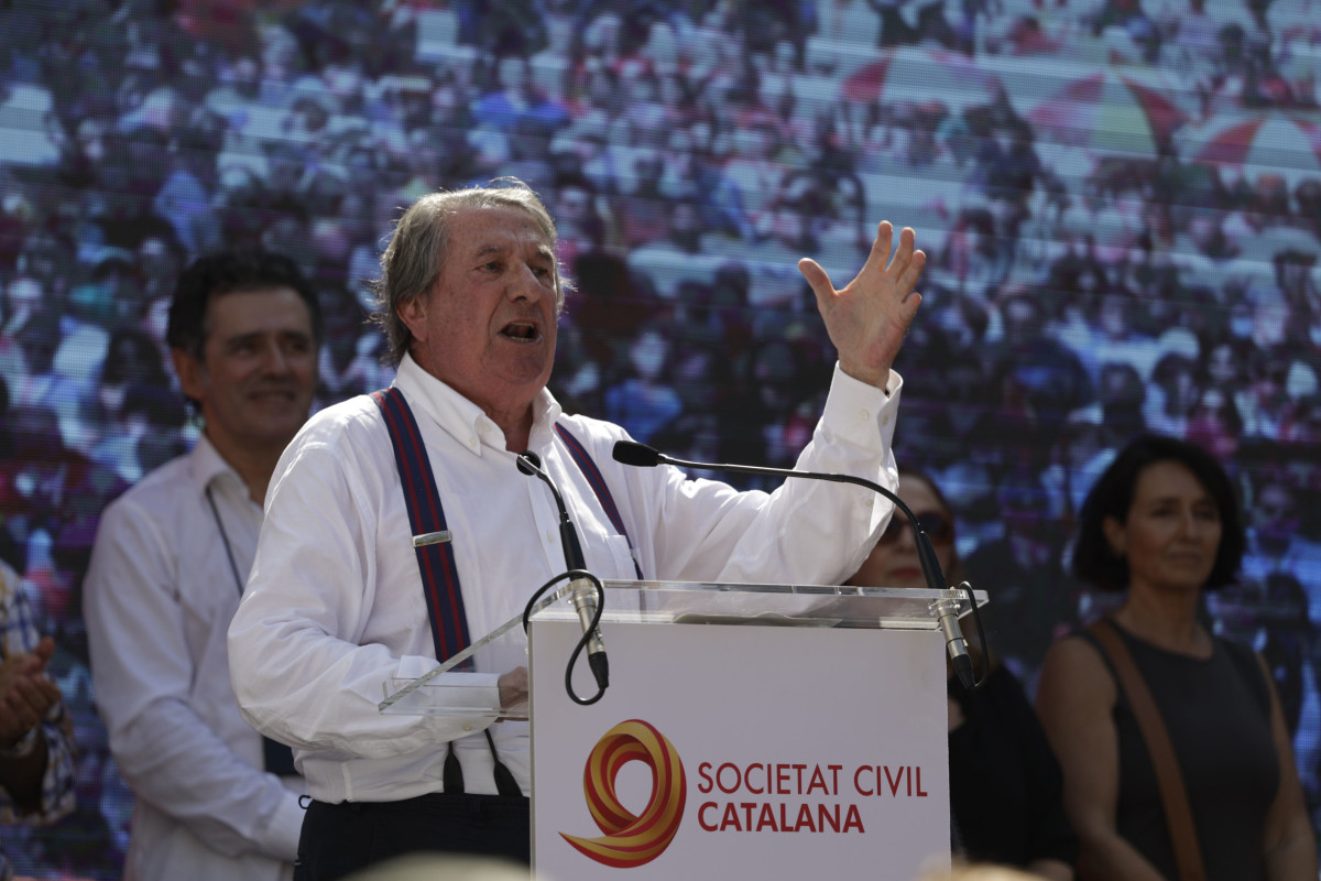 El exalcalde de A Coruña, Francisco Vázquez, interviene durante una manifestación de SCC contra la amnistía, a 8 de octubre de 2023, en Barcelona, Cataluny.