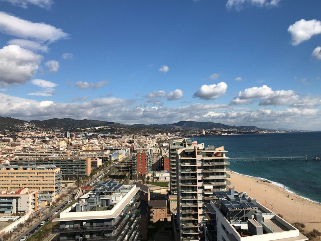 Badalona vista general fau00e7ana mar desde el Puerto