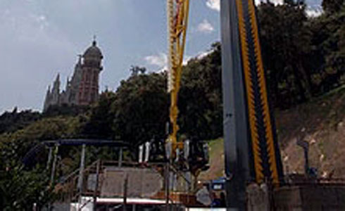 La Grua desmonta el péndulo del tibidabo